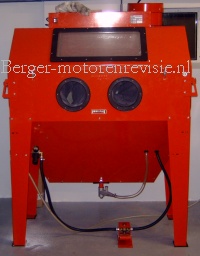 Motoronderdelen reinigen voor bewerking bij Berger motorenrevisie in Oudehaske Friesland